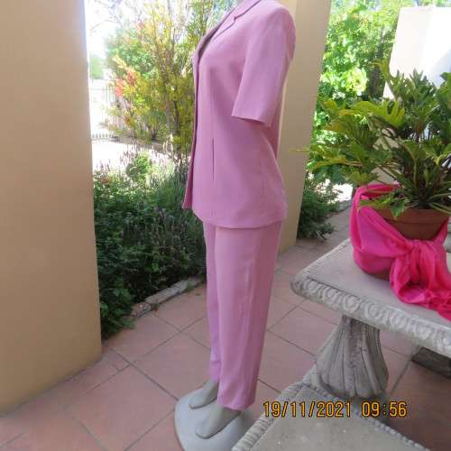 One of a kind rose pink vintage ARROPE 2 pc pantsuit in viscose/lana blend.Size 34/10. Perfect fit.