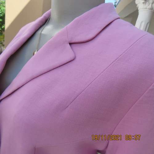 One of a kind rose pink vintage ARROPE 2 pc pantsuit in viscose/lana blend.Size 34/10. Perfect fit.