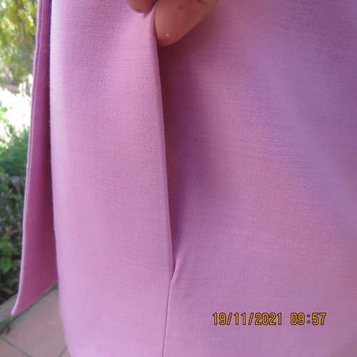 One of a kind rose pink vintage ARROPE 2 pc pantsuit in viscose/lana blend.Size 34/10. Perfect fit.