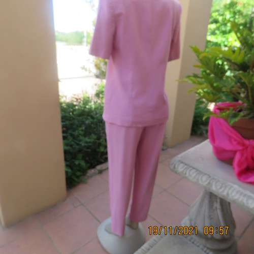 One of a kind rose pink vintage ARROPE 2 pc pantsuit in viscose/lana blend.Size 34/10. Perfect fit.