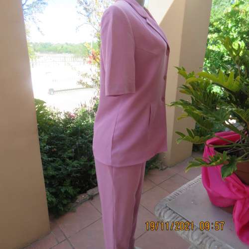 One of a kind rose pink vintage ARROPE 2 pc pantsuit in viscose/lana blend.Size 34/10. Perfect fit.
