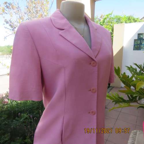 One of a kind rose pink vintage ARROPE 2 pc pantsuit in viscose/lana blend.Size 34/10. Perfect fit.