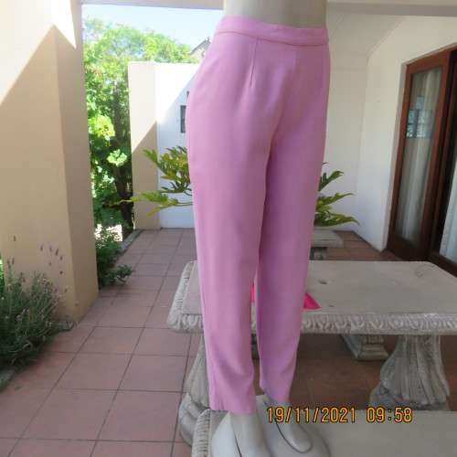 One of a kind rose pink vintage ARROPE 2 pc pantsuit in viscose/lana blend.Size 34/10. Perfect fit.