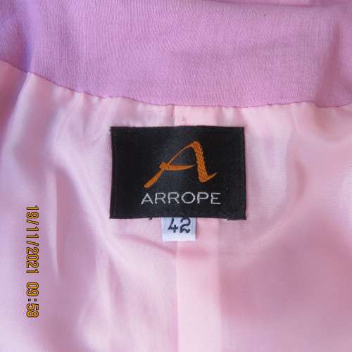 One of a kind rose pink vintage ARROPE 2 pc pantsuit in viscose/lana blend.Size 34/10. Perfect fit.
