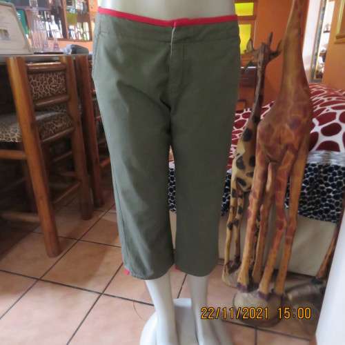 High quality dark olive green cropped pants with red edging size 36/12. In 100% cotton.As new.