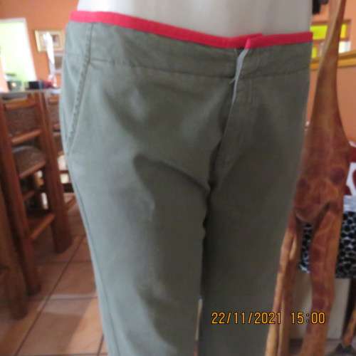High quality dark olive green cropped pants with red edging size 36/12. In 100% cotton.As new.