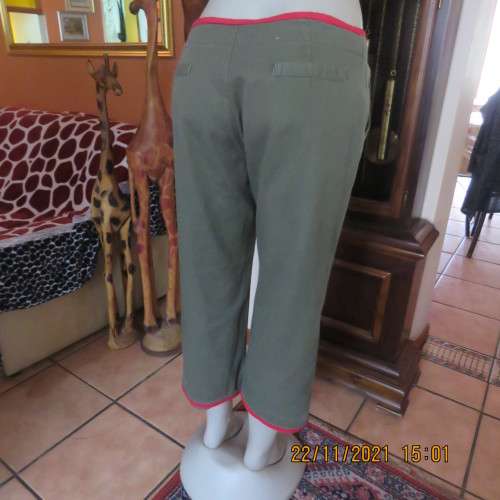 High quality dark olive green cropped pants with red edging size 36/12. In 100% cotton.As new.