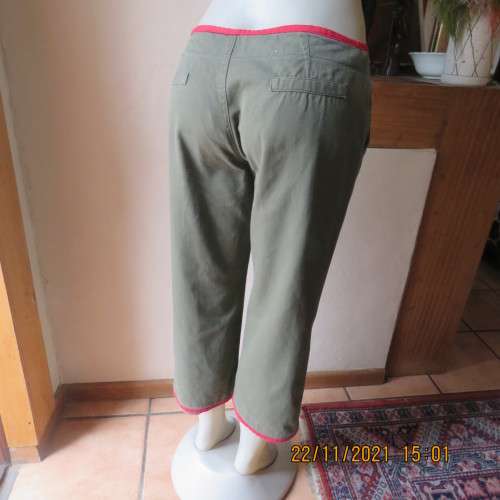 High quality dark olive green cropped pants with red edging size 36/12. In 100% cotton.As new.