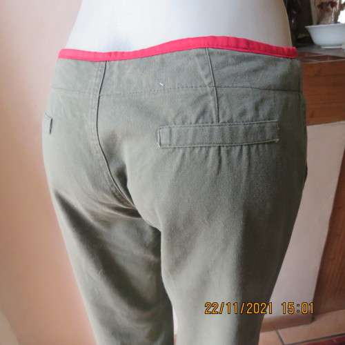 High quality dark olive green cropped pants with red edging size 36/12. In 100% cotton.As new.