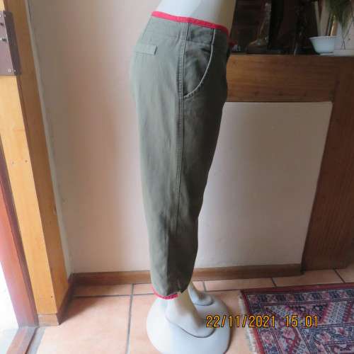 High quality dark olive green cropped pants with red edging size 36/12. In 100% cotton.As new.