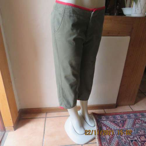 High quality dark olive green cropped pants with red edging size 36/12. In 100% cotton.As new.