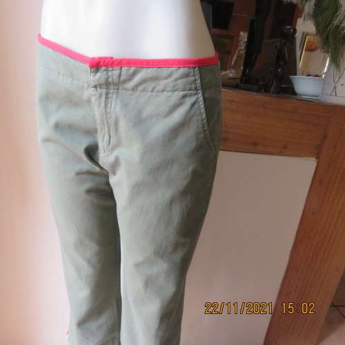 High quality dark olive green cropped pants with red edging size 36/12. In 100% cotton.As new.