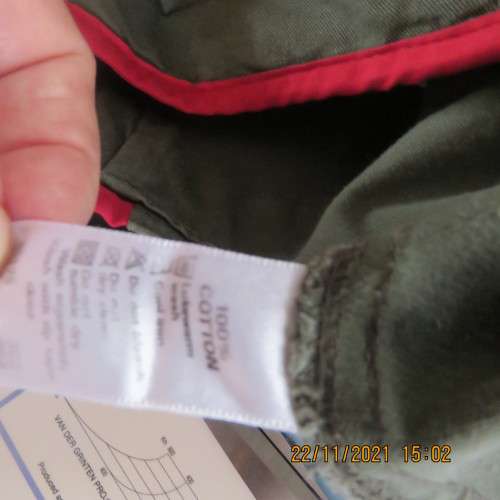 High quality dark olive green cropped pants with red edging size 36/12. In 100% cotton.As new.