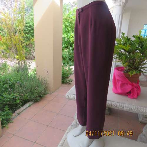 Smart dark purple dress pants by FOSHINI in size 40/16. No pockets. Close with 2 buttons and zip