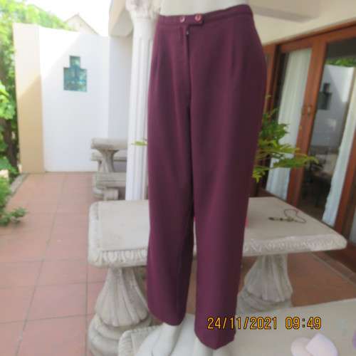 Smart dark purple dress pants by FOSHINI in size 40/16. No pockets. Close with 2 buttons and zip