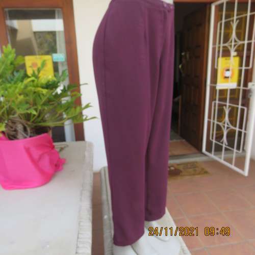Smart dark purple dress pants by FOSHINI in size 40/16. No pockets. Close with 2 buttons and zip