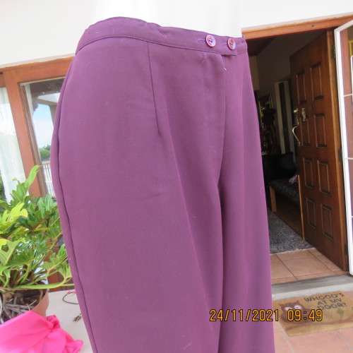 Smart dark purple dress pants by FOSHINI in size 40/16. No pockets. Close with 2 buttons and zip