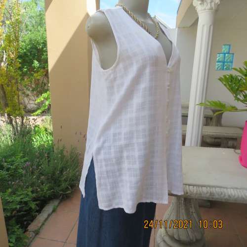 Cool white sleeveless cheese cloth top.Size 38/14.Close with buttons and loops.High side slits.
