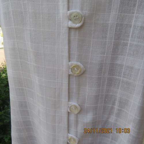 Cool white sleeveless cheese cloth top.Size 38/14.Close with buttons and loops.High side slits.