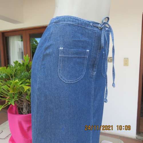 Go for effortless style with this blue denim ankle length skirt by MAINE size 32/8. Cute pockets.