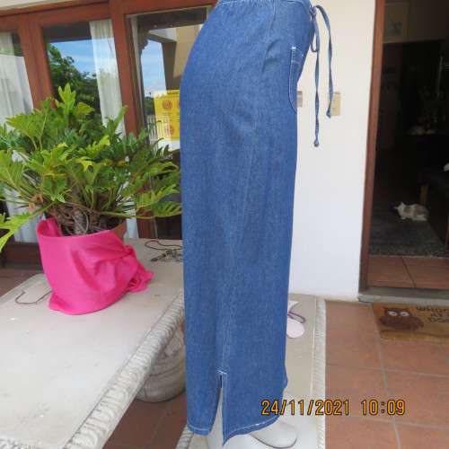 Go for effortless style with this blue denim ankle length skirt by MAINE size 32/8. Cute pockets.