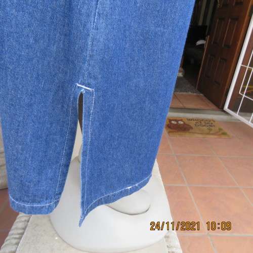 Go for effortless style with this blue denim ankle length skirt by MAINE size 32/8. Cute pockets.