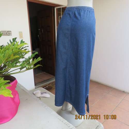 Go for effortless style with this blue denim ankle length skirt by MAINE size 32/8. Cute pockets.