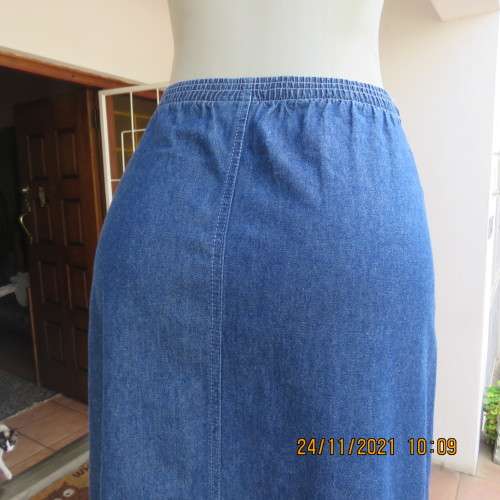 Go for effortless style with this blue denim ankle length skirt by MAINE size 32/8. Cute pockets.