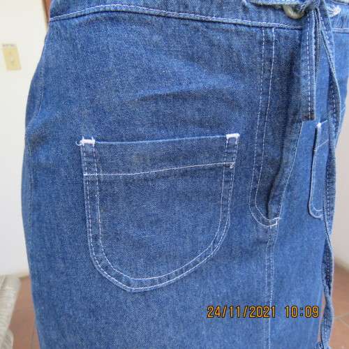 Go for effortless style with this blue denim ankle length skirt by MAINE size 32/8. Cute pockets.