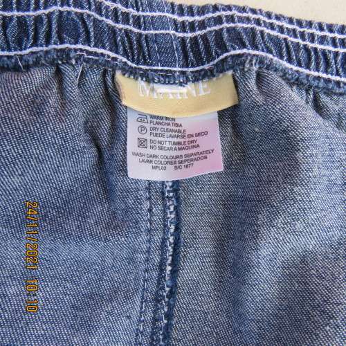 Go for effortless style with this blue denim ankle length skirt by MAINE size 32/8. Cute pockets.