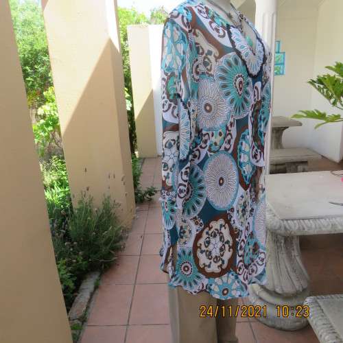 Beautiful long sheer polyester slip over top with V neckline by DONNA CLAIRE size 44/20. New cond.