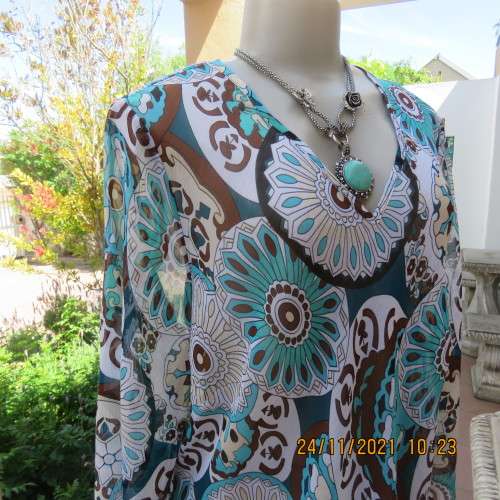 Beautiful long sheer polyester slip over top with V neckline by DONNA CLAIRE size 44/20. New cond.