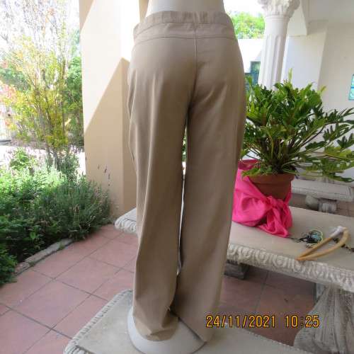 Ladies dark beige golf pants by AFRICAN GOLFER in 100% cotton.Size 38/14 large fit. New cond.