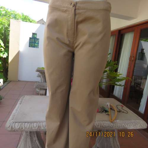 Ladies dark beige golf pants by AFRICAN GOLFER in 100% cotton.Size 38/14 large fit. New cond.