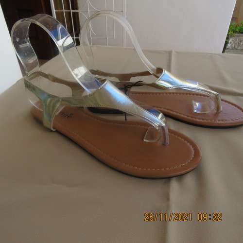 Pair of gold colour flat toe post sandals with straps at back. By IMAGE size 6. Never used.Brand new