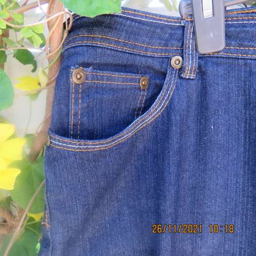 As new blue denim jeans by PENNY C in size 50/26. Tapered legs.Pockets back and front.