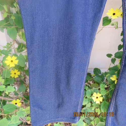 As new blue denim jeans by PENNY C in size 50/26. Tapered legs.Pockets back and front.