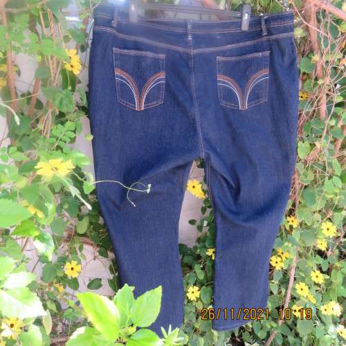 As new blue denim jeans by PENNY C in size 50/26. Tapered legs.Pockets back and front.