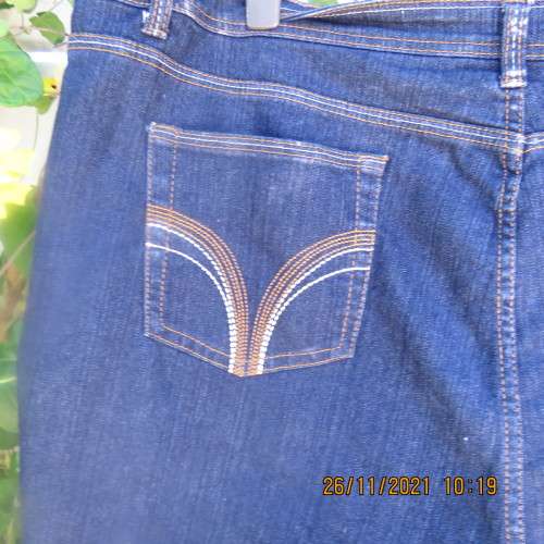 As new blue denim jeans by PENNY C in size 50/26. Tapered legs.Pockets back and front.