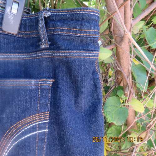 As new blue denim jeans by PENNY C in size 50/26. Tapered legs.Pockets back and front.