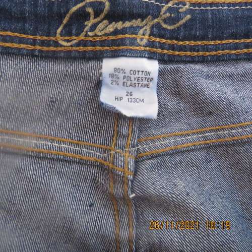 As new blue denim jeans by PENNY C in size 50/26. Tapered legs.Pockets back and front.