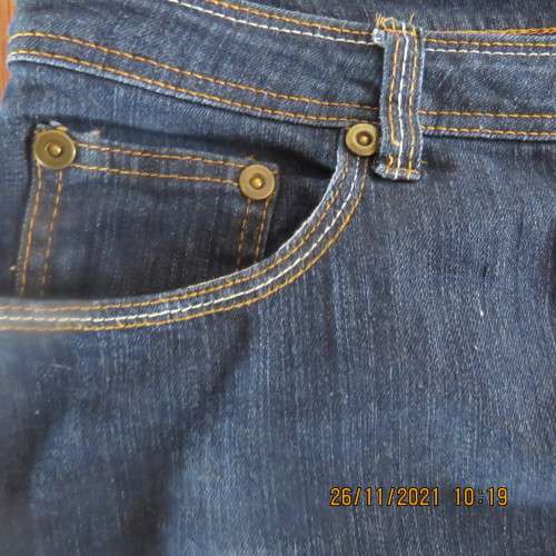 As new blue denim jeans by PENNY C in size 50/26. Tapered legs.Pockets back and front.