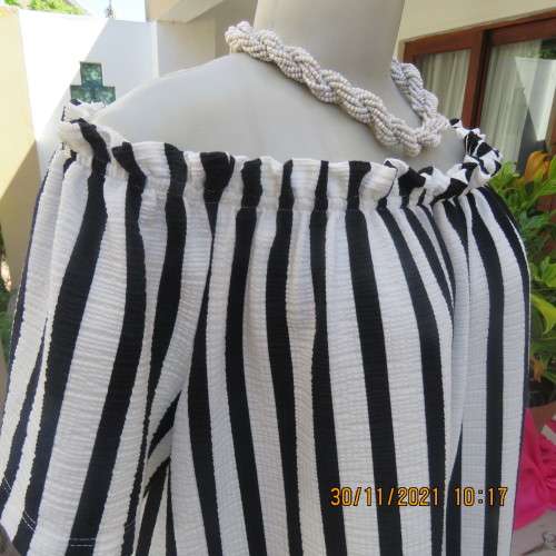 Get bonus fashion points in this black/white vertical striped off shoulder top.Size 44/46 by EDITION