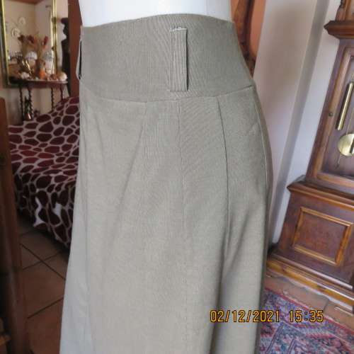 Stunning dark olive A Line skirt with 14 panels by MILADY`S size 34 to 36. Polyester/rayon fabric.