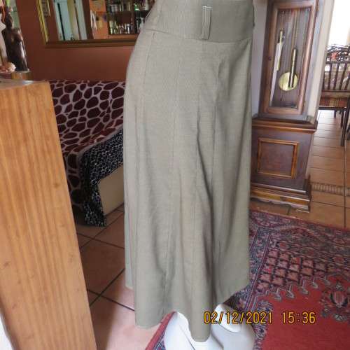 Stunning dark olive A Line skirt with 14 panels by MILADY`S size 34 to 36. Polyester/rayon fabric.
