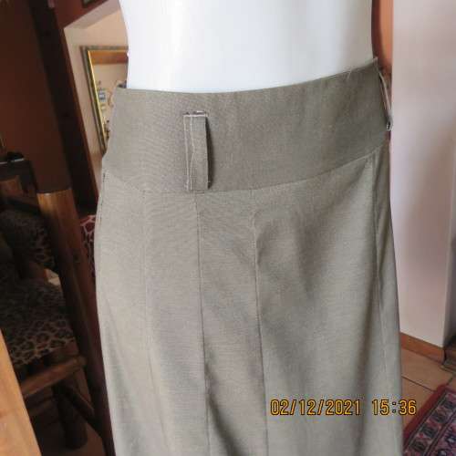 Stunning dark olive A Line skirt with 14 panels by MILADY`S size 34 to 36. Polyester/rayon fabric.