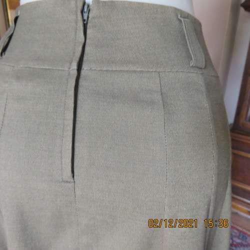 Stunning dark olive A Line skirt with 14 panels by MILADY`S size 34 to 36. Polyester/rayon fabric.