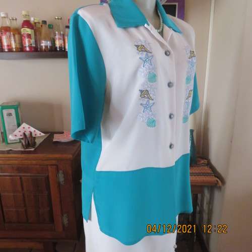 Very smart jade short sleeve blouse with white embroidered front inlay.Size 34/10 by NONCHALANT.