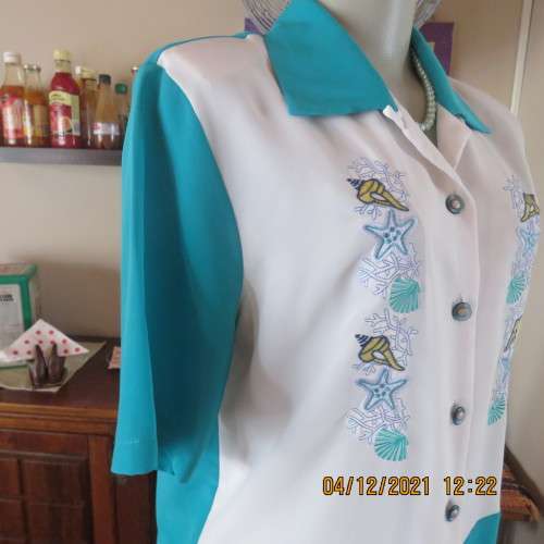 Very smart jade short sleeve blouse with white embroidered front inlay.Size 34/10 by NONCHALANT.