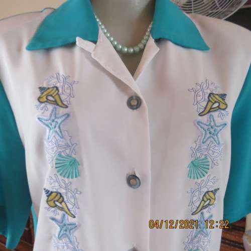 Very smart jade short sleeve blouse with white embroidered front inlay.Size 34/10 by NONCHALANT.